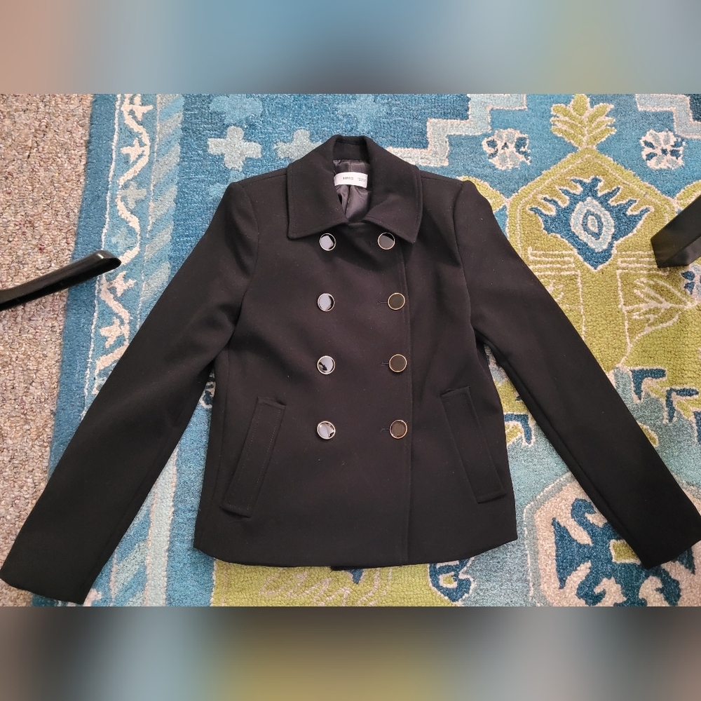 Black jacket, shiny black gold-trimmed buttons